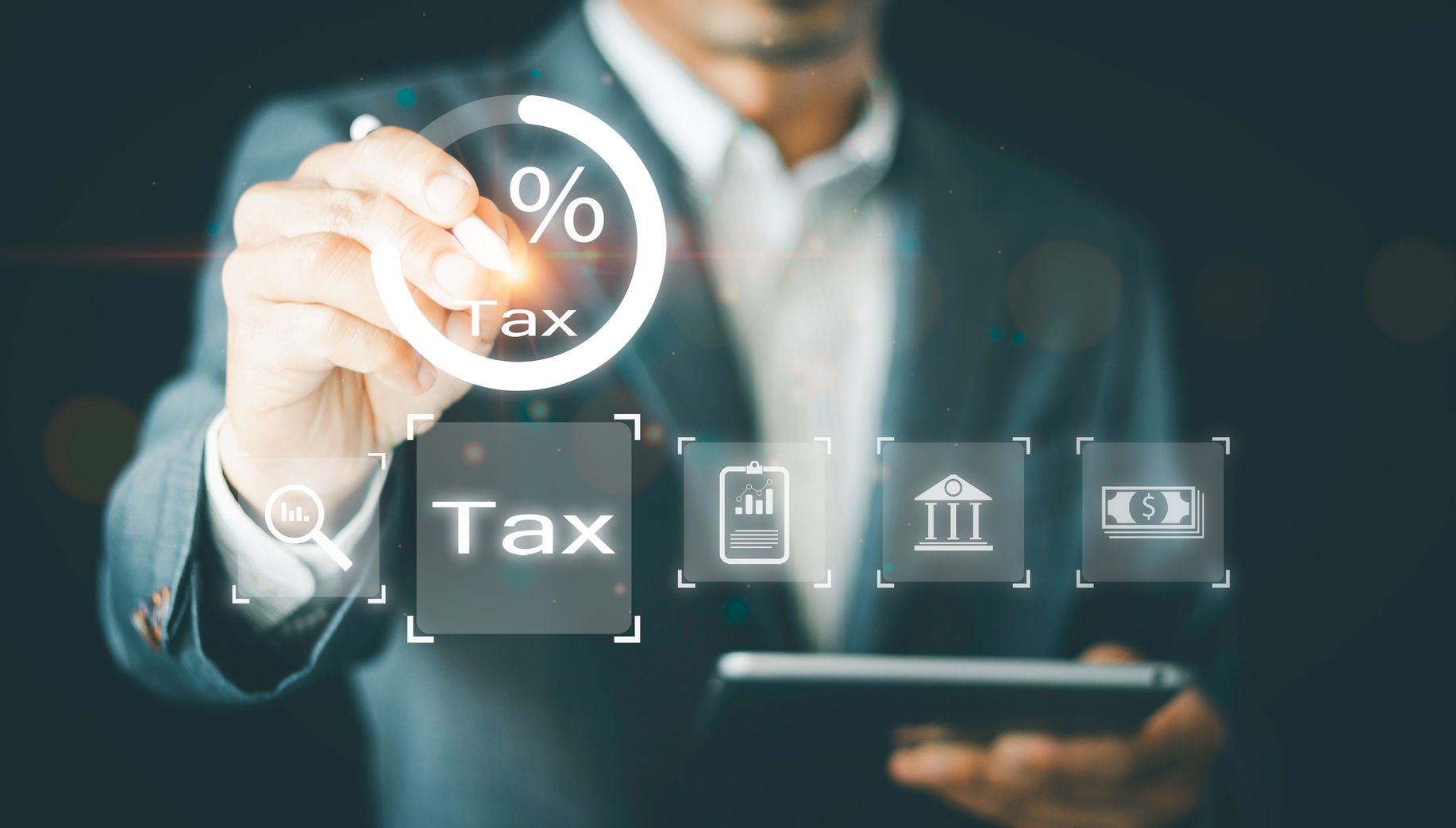 L'homme d'affaires calcule l'impôt sur le revenu des personnes physiques en ligne pour le concept de paiement de l'impôt