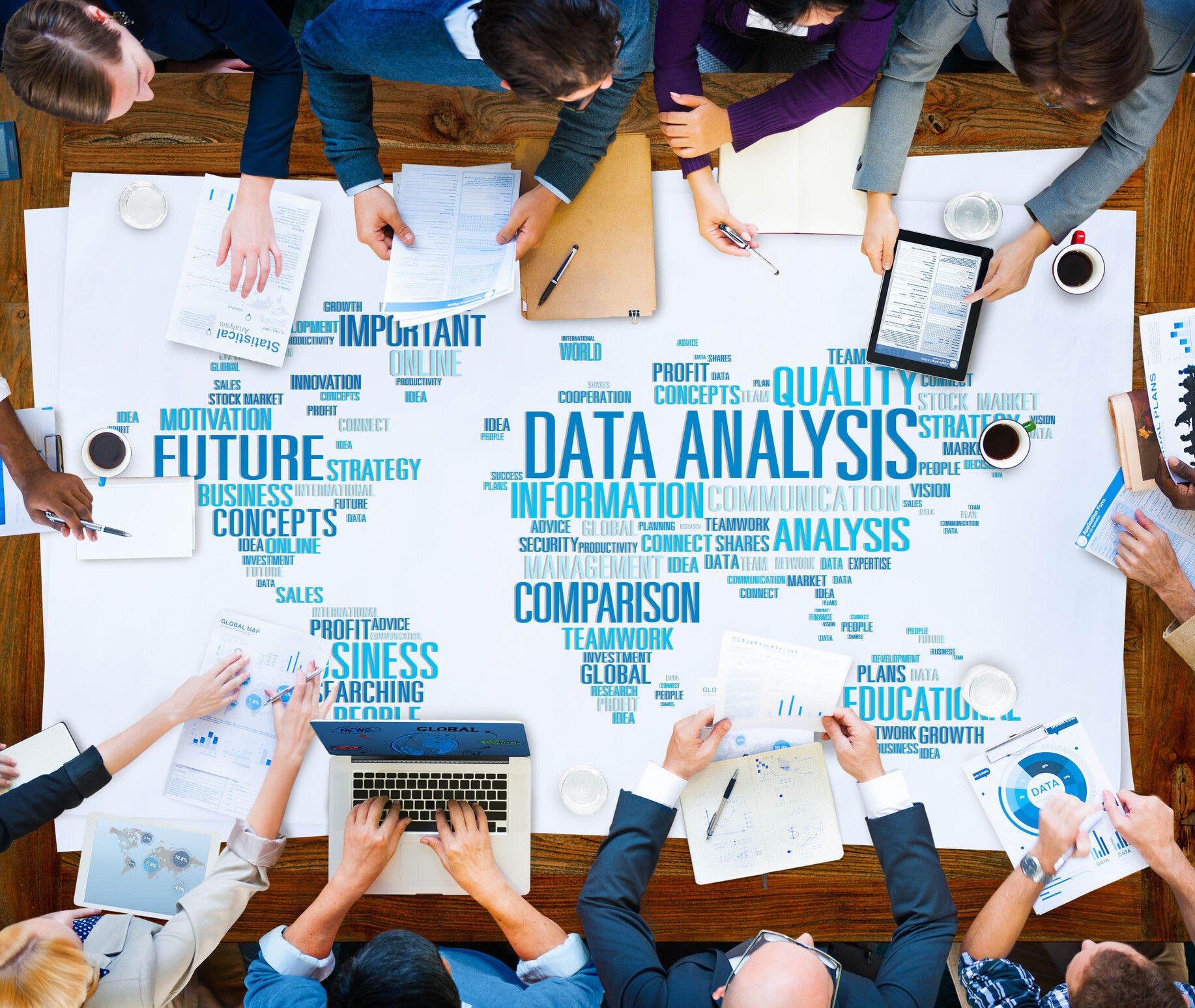 des employés travaillant sur un tableau où les mots-clés "analyse de données", "avenir" sont affichés